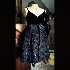 ✨Gorgeous 1960's Vintage PAB Black Velvet & Lace Sequined Party Dress✨